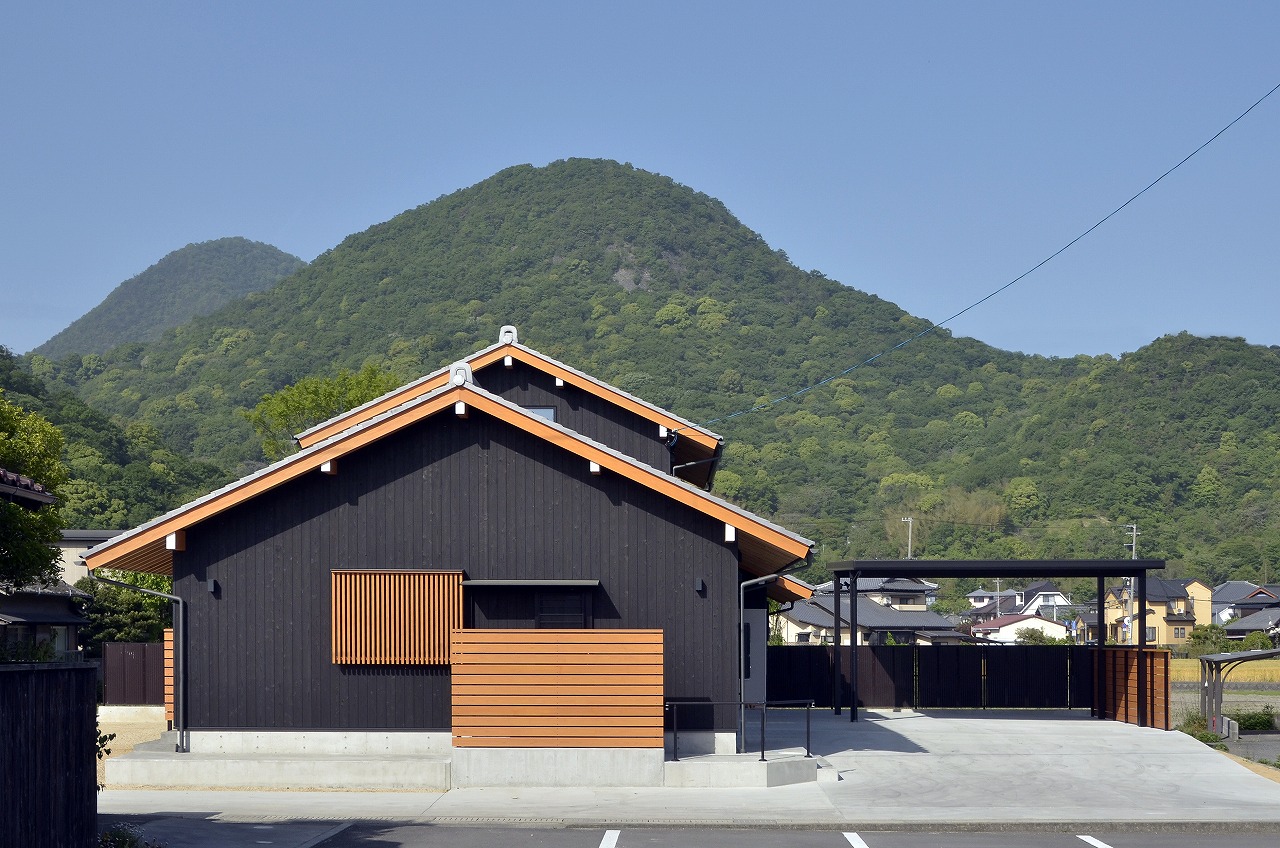 讃岐の風景にとけ込む木の家01