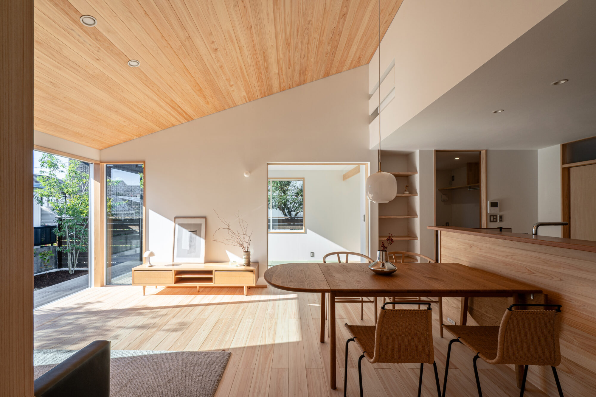 木の質感に満たされる、凛とした平屋