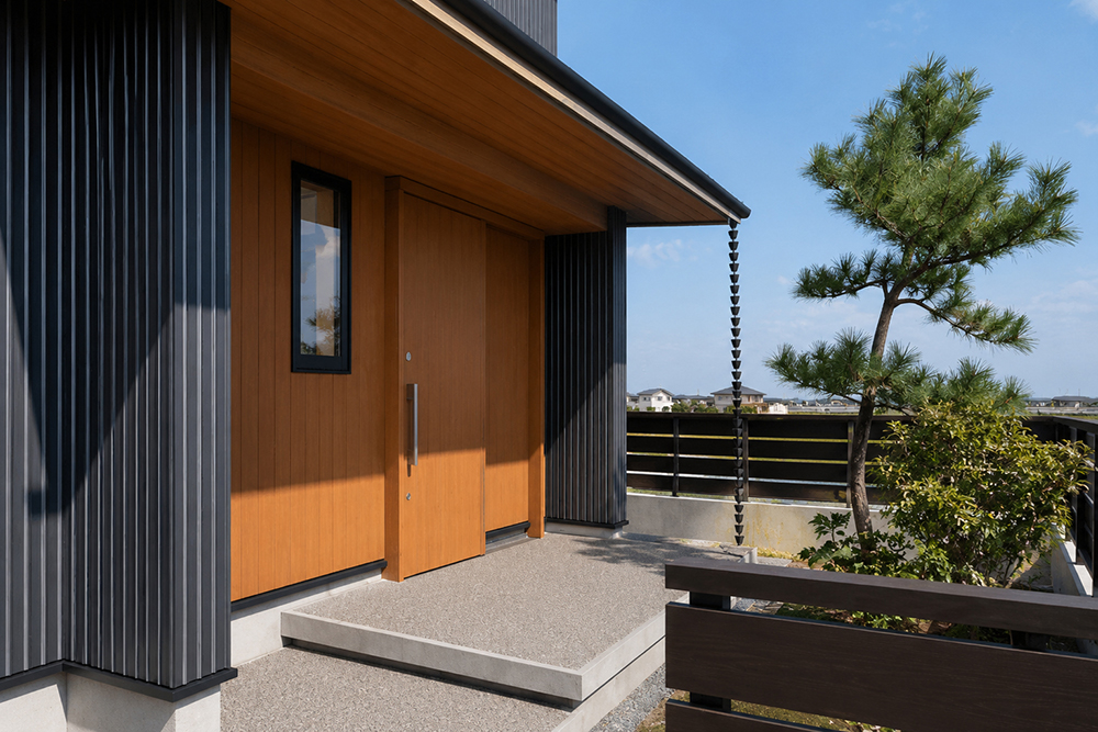 祖父の山の木が宿る、越屋根の家-(2)